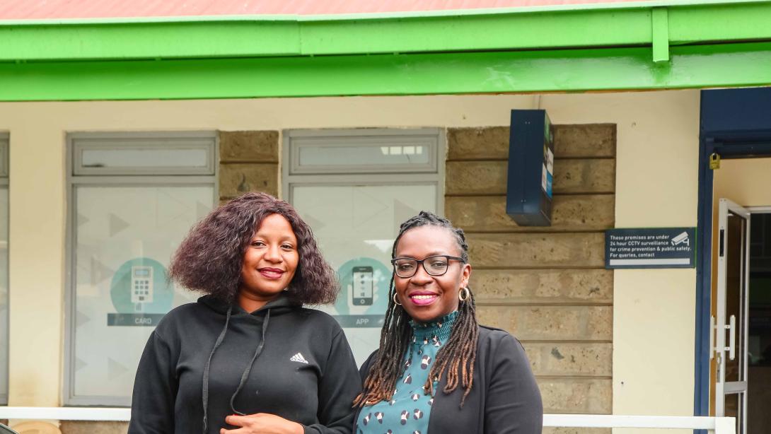 Scholastica Syokau Musau, Revvvisha na KCB deposit mobilisation campaign grand winner of the one-bedroom apartment at Tatu City, together with Nkatha Mutungi, KCB Head, Integrated Marketing.