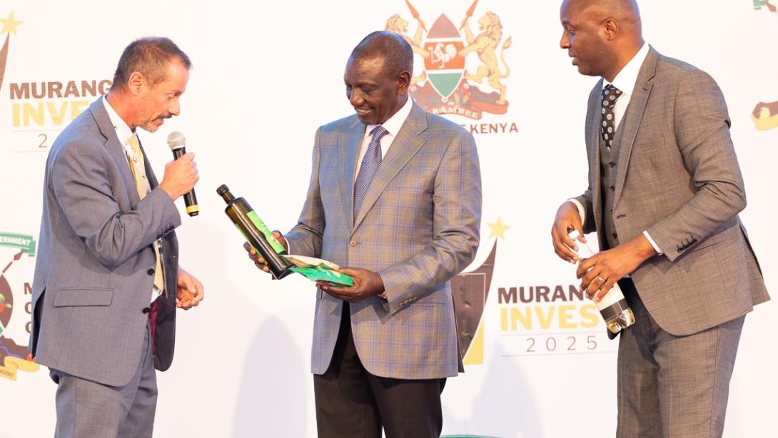 Kakuzi MD Chris Flowers with President William Ruto and Murang'a Governor Irungu Kang'ata