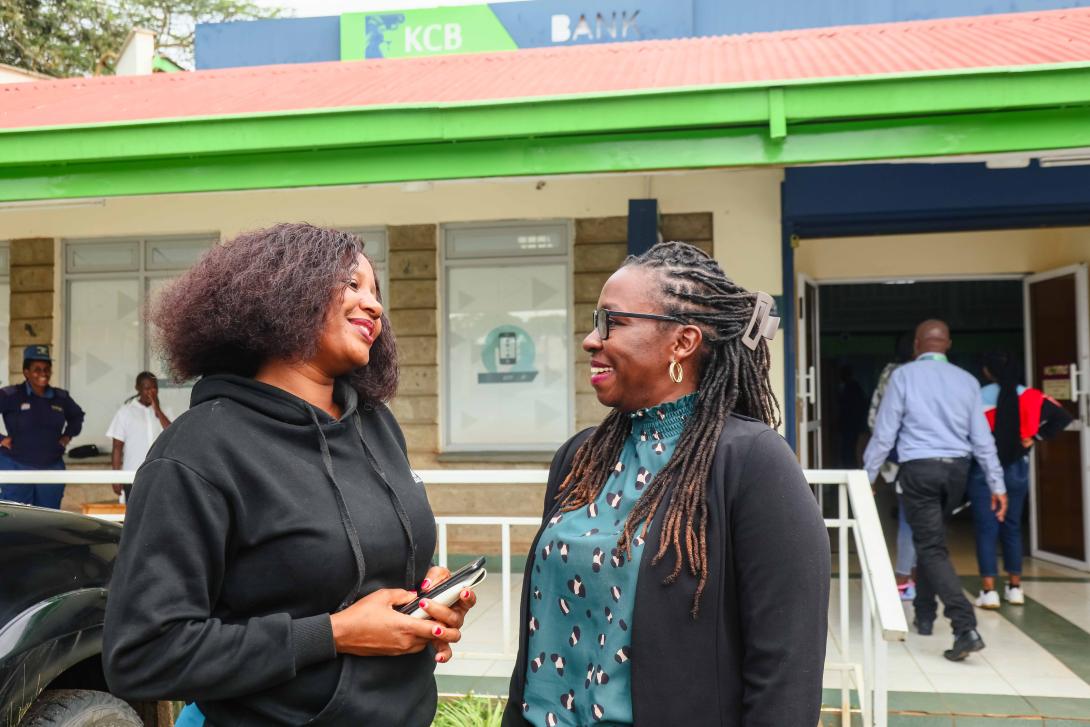 Scholastica Syokau Musau, Revvvisha na KCB deposit mobilisation campaign grand winner of the one-bedroom apartment at Tatu City, together with Nkatha Mutungi, KCB Head, Integrated Marketing.