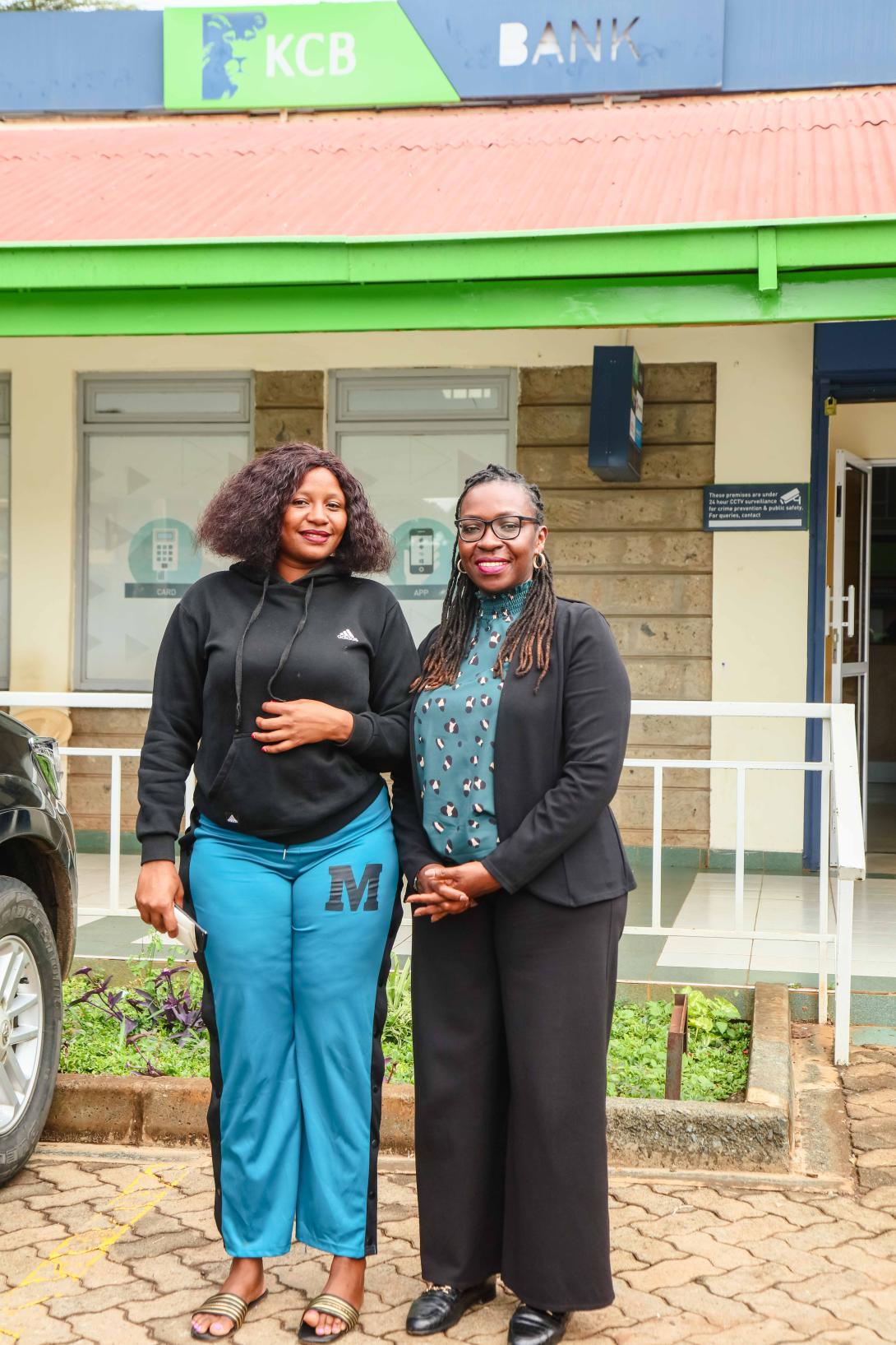 Scholastica Syokau Musau, Revvvisha na KCB deposit mobilisation campaign grand winner of the one-bedroom apartment at Tatu City, together with Nkatha Mutungi, KCB Head, Integrated Marketing.